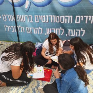 תלמידי חט”ב אורט דפנה בקרית ביאליק בנו סוכה שהיא חדר בריחה