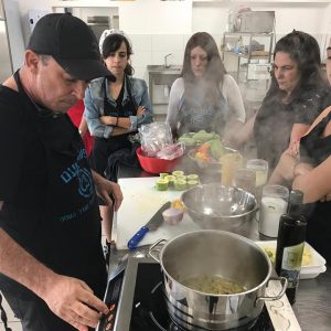 הורים, מורים ותלמידים במח”ט אורט פסגות במגדל העמק מבשלים לשבת