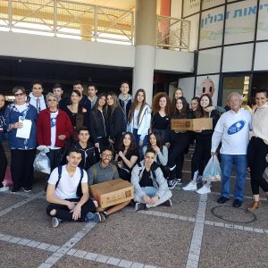 תלמידי אורט קרית מוצקין מחלקים סופגניות במחלקה האונקולוגית