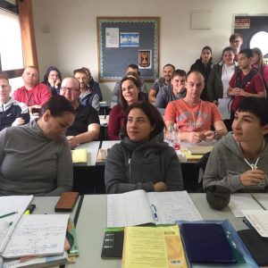 תלמידי תקשורת ועיתונאות באורט כרמים בכרמיאל הגיעו לביקור במרכז הקליטה בעיר