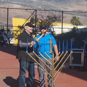 מדליקים נר ראשון של חנוכה באורט כרמים: מנהל ביה”ס הראשון ומנהל ביה”ס הנוכחי