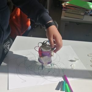 תלמידי חט”ב במכללת אורט גבעת רם בירושלים בשיעור Makers