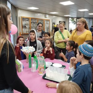 תלמידי אורט רונסון באשקלון מובילים חוג מדענים צעירים לתלמידי בתי הספר בעיר