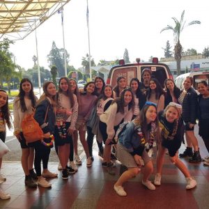 תלמידות אולפנת אורט שלהבת בשוהם מביאות אור למאושפזי מחלקות הילדים
