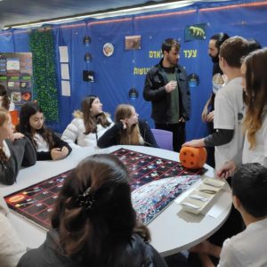 נציג משפחת רמון מבקר במרחב ‘חקלאות בחלל’ שהקימו תלמידי אורט אפרידר אשקלון