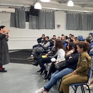 תלמידי אורט צור ברק במפגש מעורר השראה עם אימו של סרן בנייה ריין ז”ל