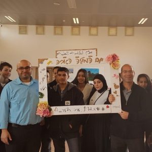 נציג הסוכנות לפיתוח בינלאומי (USAID) מתרשם מתלמידי אורט בפרויקט מחברים بين עולמות