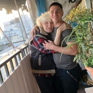 תלמידי אורט חולון מתגייסים לטיפול בדירתה של ניצולת שואה