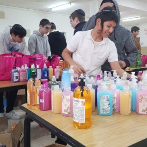 תלמידי ישיבת אורט מעין חי ברחובות במבצע משלוחי מנות לניצולי שואה