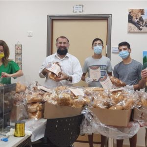 מתחילים מבראשית – תלמידי ישיבת אורט טבריה מחלקים לקשישים חלות לשבת