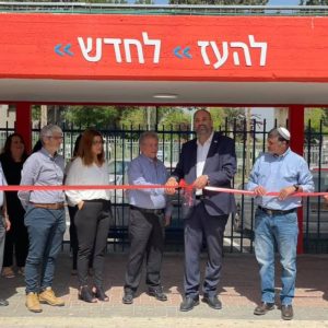 מנכ”ל אורט, צבי פלג, בביקור בבתי הספר של הרשת בעיר לוד