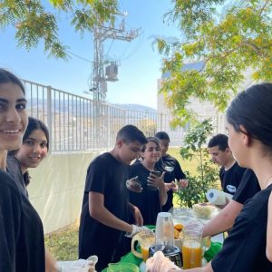 תלמידי פרויקט SALL בסחנין מובילים שוק מאכלים מתוצרת שעמדה להיזרק