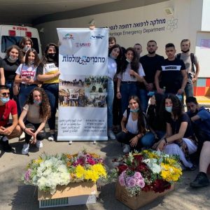 מחברים بين עולמות