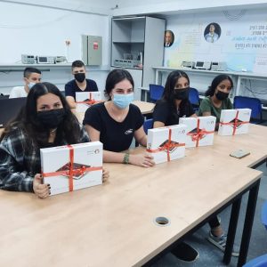 טאבלטים לתלמידי מגמת רובוטיקה בקריה למנהיגות ולמדעים אורט לוד