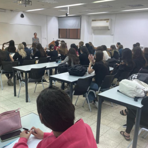 תלמידי מגמת קרימינולוגיה באורט קרית מוצקין בהרצאה על הורות ועבריינות