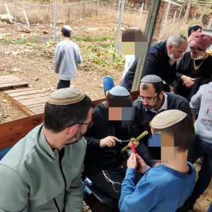 מפגש הורים-תלמידים ייחודי בישיבת אורט מעלות: סדנת הכנת חלילים