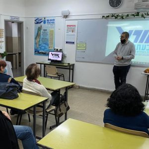 בוגר מכללת אורט גבעתיים- בשיעור לכיתת הגמלאים על סודות האנימציה