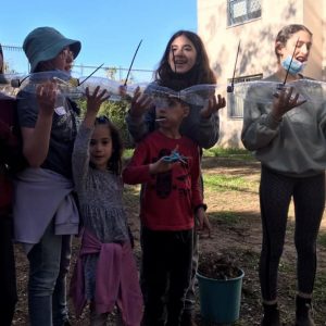 ברוח ט”ו בשבט – תלמידי SALL באורט אלון נוף הגליל שותפים להקמת גינה קהילתית