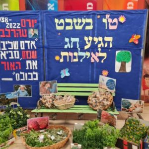 תלמידי אורט אבין בר”ג יצרו ספסלי נתינה בקהילה לזכרו של יורם טהר לב