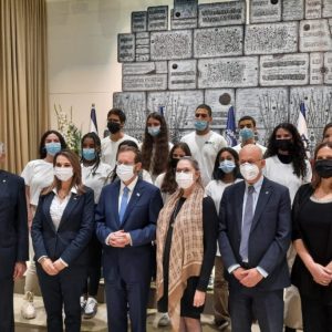 תלמידה מצטיינת מאורט מקיף א’ באשקלון הוזמנה לבית הנשיא לטקס הענקת פרס וולף