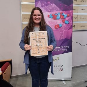תלמידת י”ב באורט פסגות בכרמיאל, במקום הראשון באולימפיאדה הארצית לכימיה