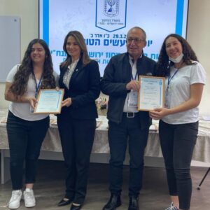 תלמידות אורט עירוני ד’ במודיעין מציגות בפני שרת החינוך את המיזם שלהן: שומרי הסף
