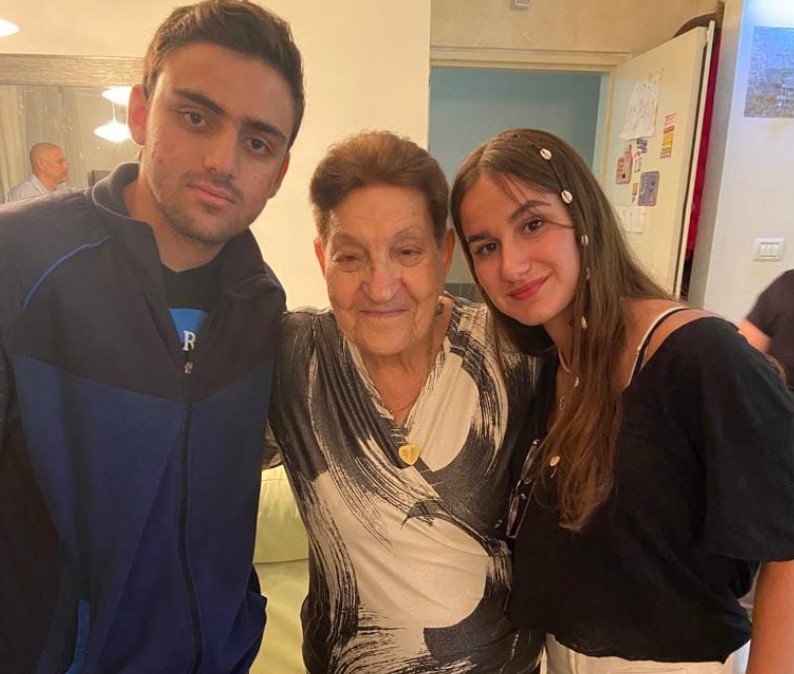 נזכור ולא נשכח – תלמידי תכנית מחוברים מחבקים את שורדי ושורדות השואה