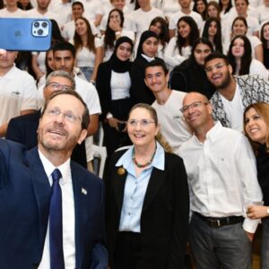 נשיא המדינה מתרשם ממיזם חיים משותפים של אורט בביקור באורט קרית האומנים ברמלה