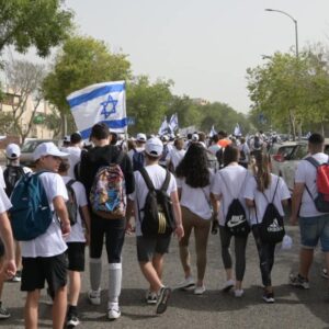 תלמידי אורט כרמים צועדים את צעדת הבנים לזכרם של הנופלים בני העיר כרמיאל
