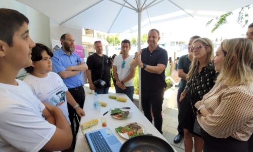 תלמידי אורט ישיבתית בקרית שמונה מציגים מיזם פודטק בפני מנכלית פייסבוק ישראל