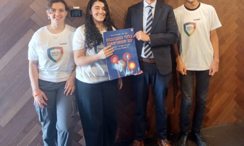 שומרי המסך מאורט רבין בגן יבנה מציגים את יוזמת רישיון לסמארטפון בפני שר התקשורת