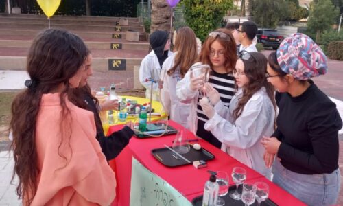 תלמידי אורט אפרידר באשקלון מציגים שלל ניסויים מדעיים בליל המדענים העירוני