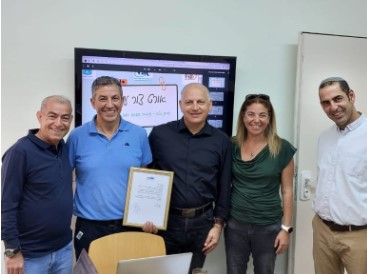 ערד חוגגת 60 – אות יקיר העיר לאב הבית באורט צור ערד על הקמת סיירת למען הקהילה