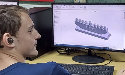 אז והיום, תלמידי אורט מפתחים ומדליקים חנוכיות טכנולוגיות מקוריות