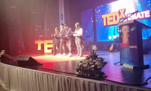 ברוח החנוכה – תלמידי אורט דנציגר קרית שמונה מבהיקים בערב דיבייט בסגנון TED