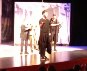 תלמיד תיאטרון באורט קרית ביאליק משחק בהצגה "ברלין" לצד גילה אלמגור ומפורסמים נוספים