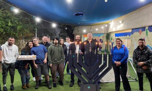 סטודנטים בתכנית “לשם שינוי” ממכללת אורט בראודה משמחים את ילדי מועדונית “כיף לי אביב”