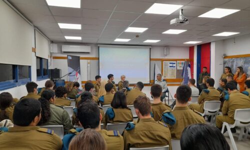 קצין קשר ותקשוב ראשי במפגש עם שוחרי חיל התקשוב וההגנה בסייבר באורט רחובות