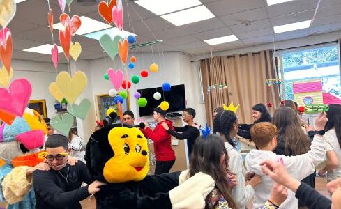 משנכנס אדר מרבין בשמחה ובנתינה – תלמידי אורט יוצאים לפזר שימחה בקהילה