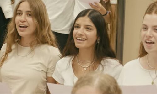 שירת אמהות ובנות באולפנת אורט שלהבת: “קחי את לבי, הוא שלך ובשבילך”