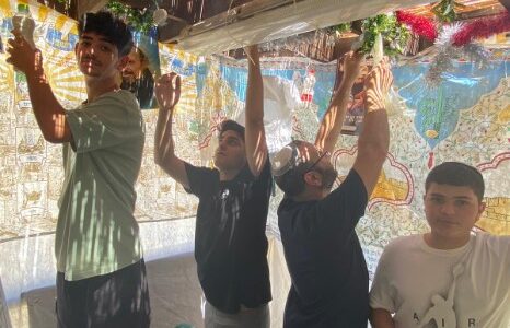 כמידי שנה מנצלים תלמידי אורט את חופשת החג לסיוע לקהילה בבנית סוכות