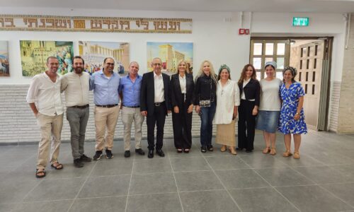 מ”מ מנכ”ל משה”ח, מתרשם מהעשיה החינוכית בבית הספר אורט פלך בנים ספניאן בירושלים
