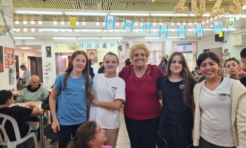 תלמידי אורט מפיצים את האור בקהילה – לכבוד החנוכה מעלים על נס את הרוח האורטית הייחודית!