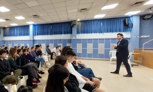 שיעור בדיפלומטיה באורט קרייזמן גבעתיים – לומדים לעשות הסברה ישראלית מסגן קונסול ישראל בלוס אנגל’ס