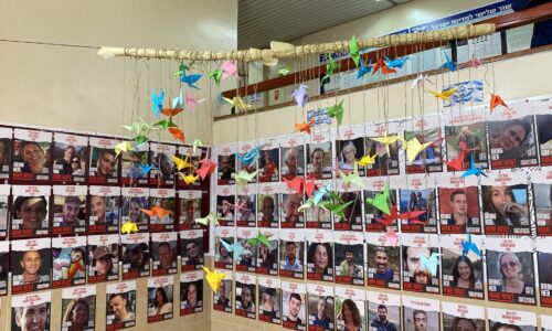 תלמידי אורט ישראל במחאה ברת קיימא:  1000 עגורי אוריגמי בקריאה להשבת החטופים