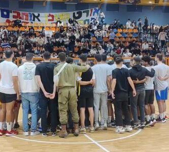 החברים מאורט גוטמן במשחק ראווה מול ידוענים, בקריאה להשבתו של בוגר ביה”ס, איתי חן וכל החטופים