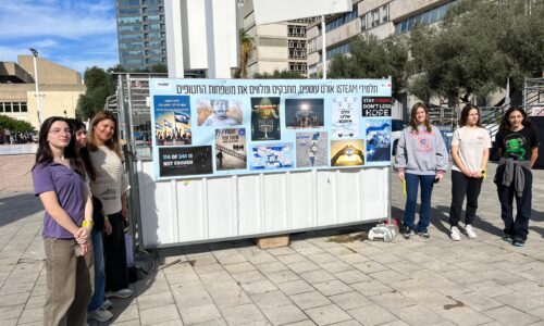 iSTEAM מחבקים את משפחות החטופים – כרזות של תלמידי אורט מוצגות בכיכר החטופים