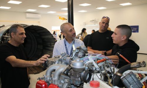 מנהל האגף להכשרה מקצועית במשרד העבודה בביקור באורט תעשייה אוירית בלוד: “מתרשם מהעשיה בעת המלחמה”