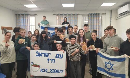 מבצע דוגו 2025 – תלמידי אורט מובילים את מבצע הפלאפל במסר חשוב יותר מתמיד: עם ישראל חי!