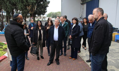צבי פלג, מנכ”ל אורט ישראל בליווי מטה הרשת בביקור בבתי הספר של הרשת בעיר לוד